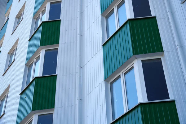 Fassade Eines Mehrstöckigen Neubaus Mit Weißem Und Grünem Metallanschluss Viele — Stockfoto