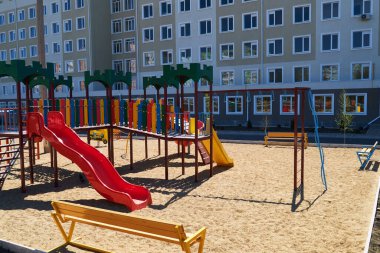 Boş şehir altyapısı, hiç kimse - bir apartmanın yanındaki çocuk parkı. Salla, kay, merdivenler, çok katlı bina. Çocukların oynayabileceği bir yer..