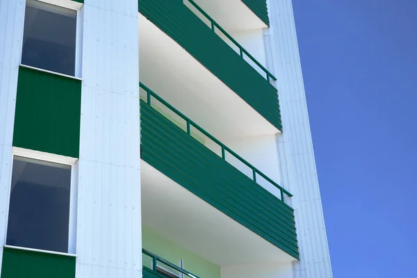 Fachada Nuevo Edificio Varios Pisos Con Revestimiento Metal Blanco Verde —  Fotos de Stock