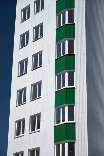 Fasad Flervåningshus Med Vit Och Grön Metall Sidospår Många Windows — Stockfoto