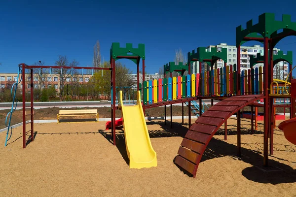 Leere Städtische Wohninfrastruktur Niemand Kinderspielplatz Neben Einer Eigentumswohnung Schaukel Rutsche — Stockfoto