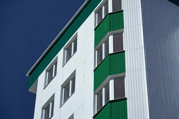 Fachada Nuevo Edificio Varios Pisos Con Revestimiento Metal Blanco Verde — Foto de Stock