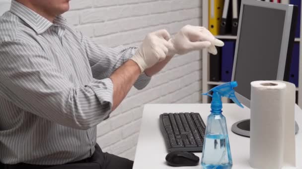 清理或消毒办公室的概念 商人清扫工作场所 办公桌 使用喷枪和纸巾 清除微生物 病毒和泥土的表面 — 图库视频影像