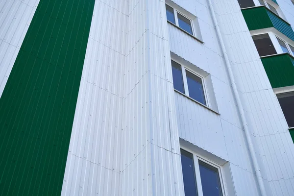 Fachada Nuevo Edificio Varios Pisos Con Revestimiento Metal Blanco Verde — Foto de Stock