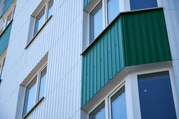 Fassade Eines Mehrstöckigen Neubaus Mit Weißem Und Grünem Metallanschluss Viele — Stockfoto