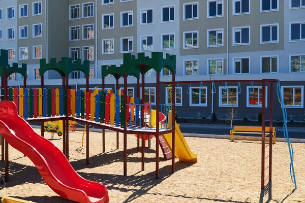 Infrastrutture Residenziali Urbane Vuote Nessuno Parco Giochi Bambini Vicino Condominio — Foto Stock