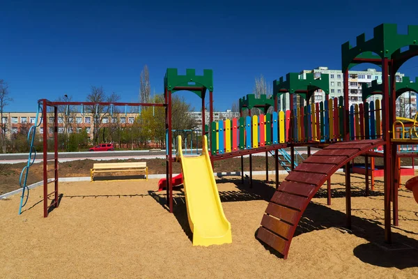 Leere Städtische Wohninfrastruktur Niemand Kinderspielplatz Neben Einer Eigentumswohnung Schaukel Rutsche — Stockfoto