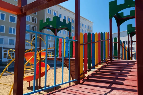 Städtische Wohninfrastruktur Ohne Menschen Kinderspielplatz Neben Einer Eigentumswohnung Schaukel Rutsche — Stockfoto