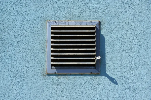 Grade Ventilação Metal Quadrado Uma Parede Azul Vista Próxima Oferece — Fotografia de Stock