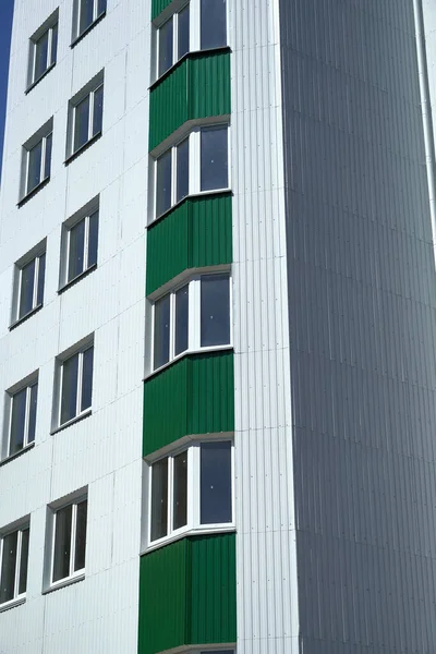 Fachada Nuevo Edificio Varios Pisos Con Revestimiento Metal Blanco Verde — Foto de Stock