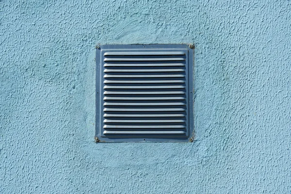 Vierkante Metalen Ventilatierooster Een Blauwe Wand Dichtbij Zicht Levert Frisse — Stockfoto