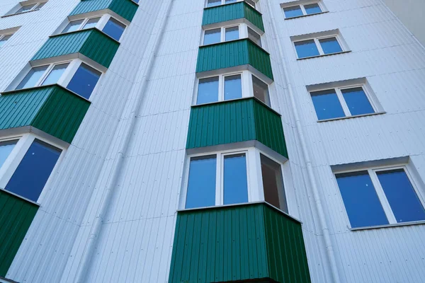 Fachada Nuevo Edificio Varios Pisos Con Revestimiento Metal Blanco Verde —  Fotos de Stock