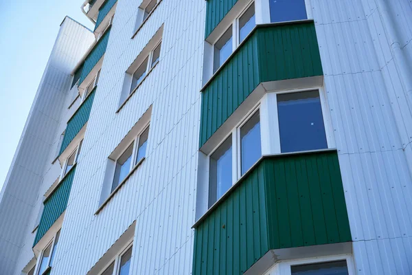 Fasad Flervåningsbyggnad Med Vitt Och Grönt Metallstreck Många Windows — Stockfoto