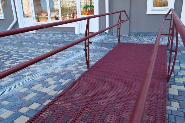 Barrierefreie Zugangsrampe Für Den Eingang Von Wohnmehrgeschossern Stadtstraße Und Fliesen — Stockfoto