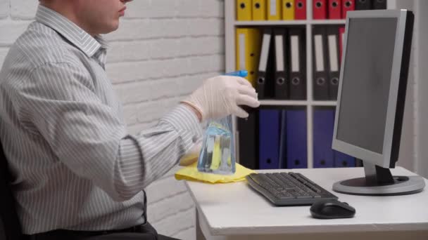 オフィスの清掃や消毒の概念 ビジネスマンは コンピュータ 机をきれいにし スプレー銃と紙ナプキンを使用しています 微生物 ウイルス 汚れからの表面の洗浄 — ストック動画