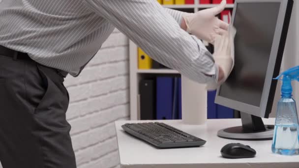 직장을 청소하거나 한다는 사업가가 컴퓨터 책상을 스프레이 냅킨을 미생물 바이러스 — 비디오