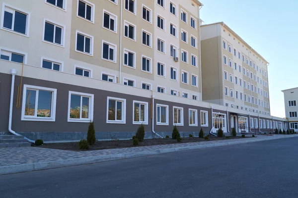 Rampa Acesso Para Cadeiras Rodas Para Entrada Edifício Residencial Vários — Fotografia de Stock