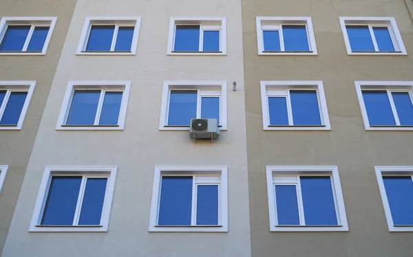 One Air Conditioner Unit Facade Residential Building — Stock Photo, Image