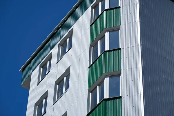 Πρόσοψη Ενός Νέου Πολυώροφου Κτιρίου Λευκή Και Πράσινη Μεταλλική Επένδυση — Φωτογραφία Αρχείου