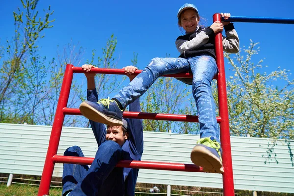 Los Niños Juegan Parque Infantil Junto Condominio Lugar Para Los — Foto de Stock