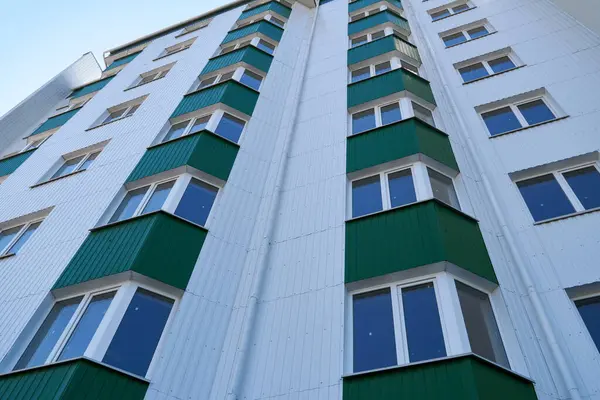 Fachada Novo Edifício Vários Andares Com Tapume Metal Branco Verde — Fotografia de Stock