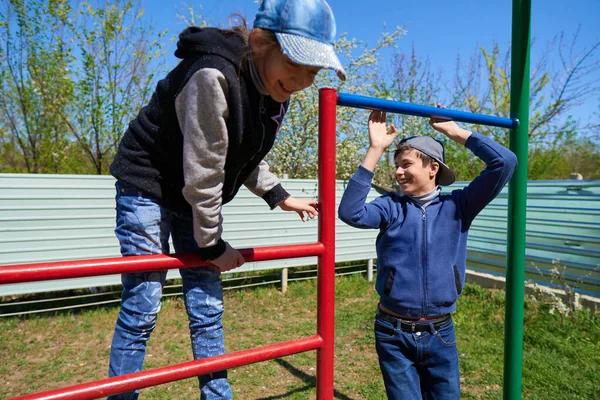 Bambini Giocano Nel Parco Giochi Vicino Condominio Posto Dove Bambini — Foto Stock