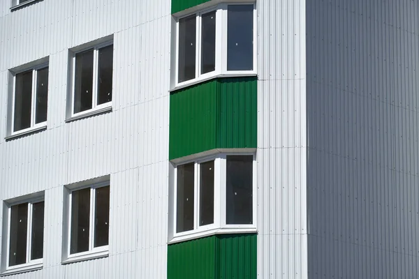 Fassade Eines Mehrstöckigen Neubaus Mit Weißem Und Grünem Metallanschluss Viele — Stockfoto