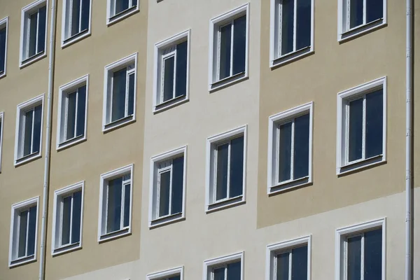 Fassade Eines Mehrstöckigen Neubaus Mit Vielen Fenstern — Stockfoto