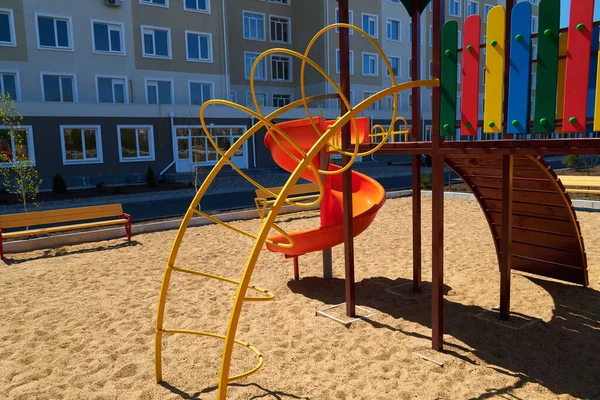 Städtische Wohninfrastruktur Ohne Menschen Kinderspielplatz Neben Einer Eigentumswohnung Schaukel Rutsche — Stockfoto