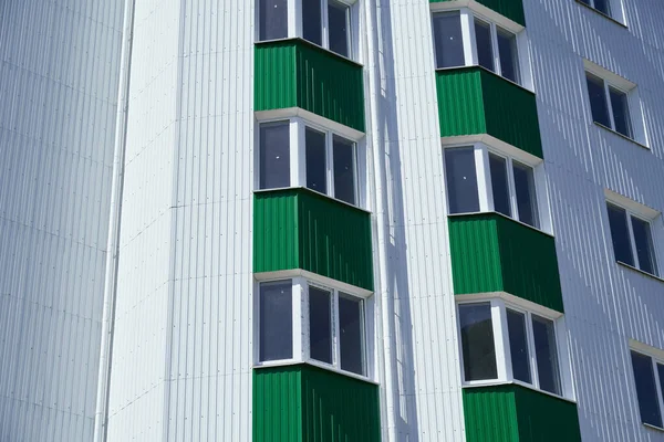 Fasáda Nové Multistorické Budovy Bílou Zelenou Kovovou Vlečkou Mnoho Oken — Stock fotografie