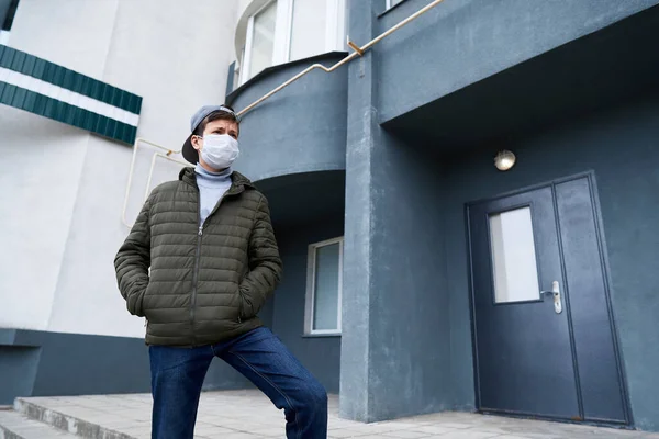 Nastolatek Pozuje Pobliżu Ściany Wieżowców Apartamentami Dzielnicą Mieszkalną Maską Medyczną — Zdjęcie stockowe