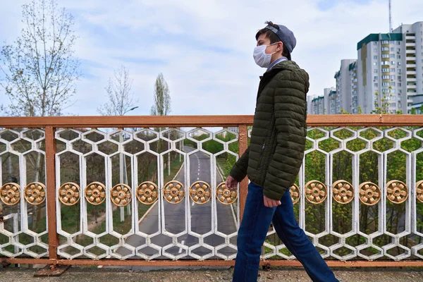 Tonårspojken Går Nerför Gatan Dagen Gångväg Och Höghus Med Lägenheter — Stockfoto