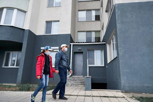 Uomo Bambina Camminano Vicino Muro Grattacieli Con Appartamenti Padre Figlia — Foto Stock