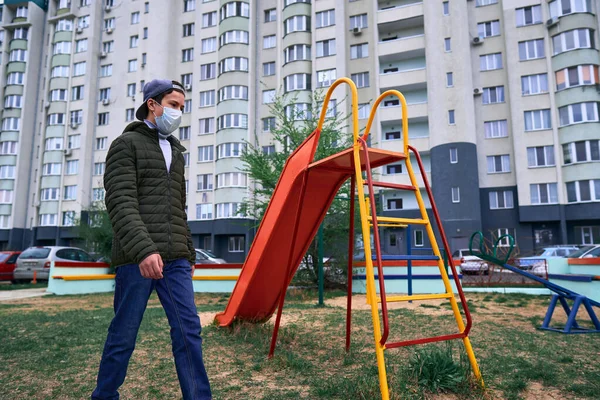 Nastolatek Przechodzi Przez Plac Zabaw Pobliżu Wieżowców Apartamentami Dzielnicą Mieszkalną — Zdjęcie stockowe