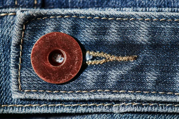 Botão Latão Com Jeans Natural Limpo Foto Fundo Macro Azul — Fotografia de Stock