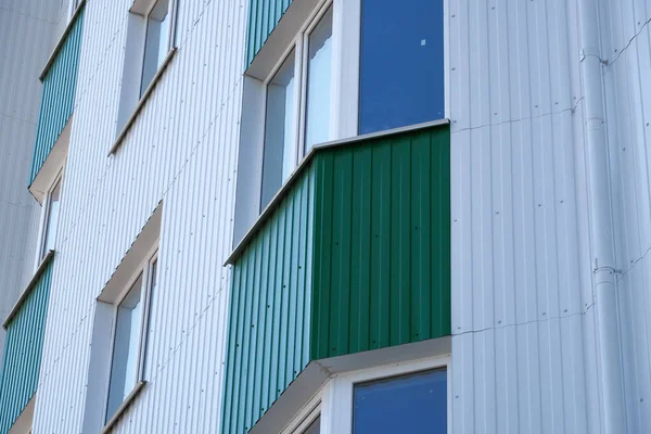 Fachada Nuevo Edificio Varios Pisos Con Revestimiento Metal Blanco Verde —  Fotos de Stock