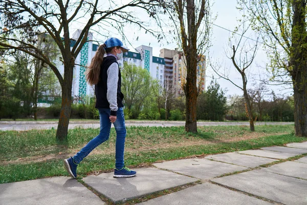 Dziewczynka Spaceruje Ulicą Ciągu Dnia Chodnik Dla Pieszych Wieżowiec Apartamentami — Zdjęcie stockowe
