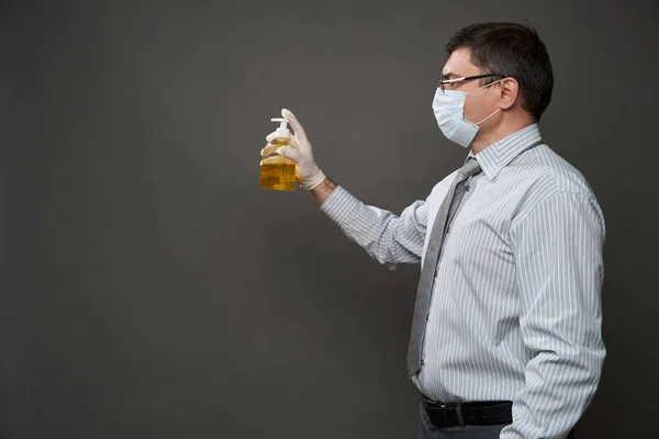 Homem Vestido Como Homem Negócios Posando Estúdio Fundo Cinza Máscara — Fotografia de Stock