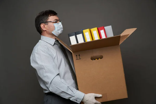 Hombre Vestido Hombre Negocios Sostiene Una Caja Con Cosas Oficina — Foto de Stock
