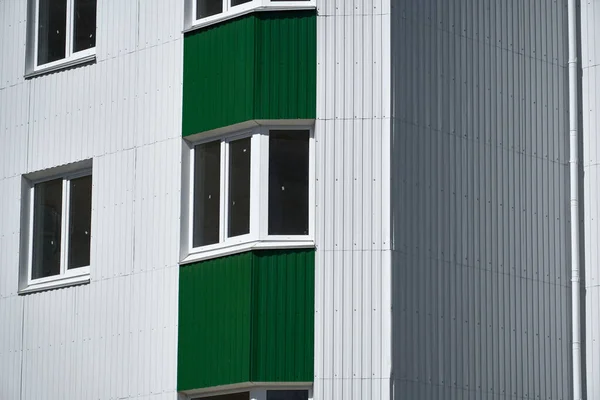 Gevel Van Een Nieuw Gebouw Met Meerdere Verdiepingen Met Witte — Stockfoto