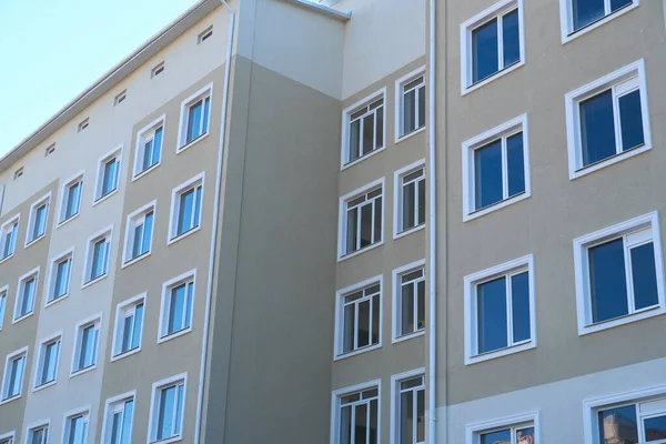 Fachada Nuevo Edificio Varios Pisos Con Muchas Ventanas —  Fotos de Stock