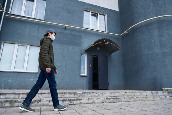 Teen Boy Walks Wall High Rise Buildings Apartments Residential Area — Stock Photo, Image