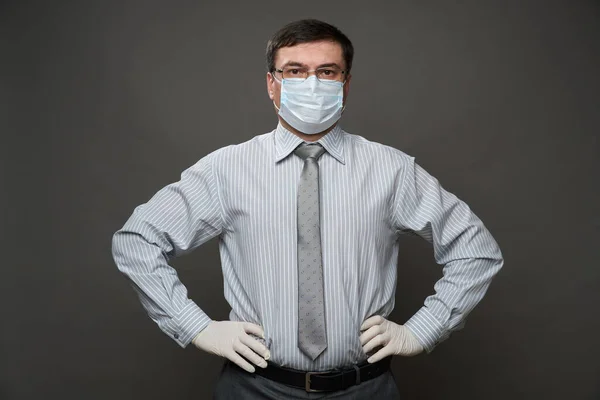 Uomo Vestito Uomo Affari Posa Studio Sfondo Grigio Maschera Medica — Foto Stock