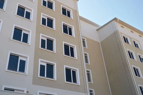 Fachada Nuevo Edificio Varios Pisos Con Muchas Ventanas Imagen De Stock