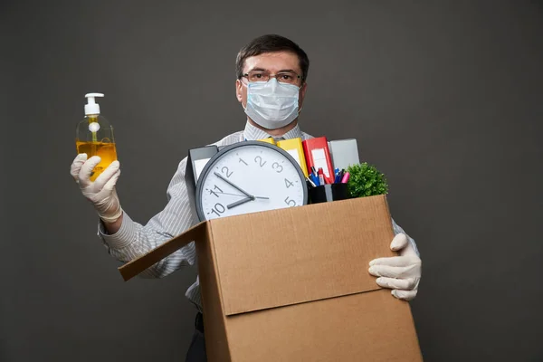 Homem Vestido Homem Negócios Segura Uma Caixa Com Material Escritório — Fotografia de Stock