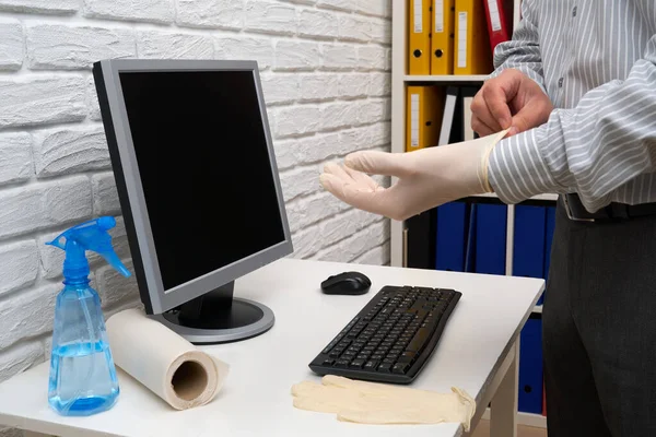 직장을 청소하거나 한다는 사업가가 컴퓨터 책상을 스프레이 냅킨을 미생물 바이러스 — 스톡 사진