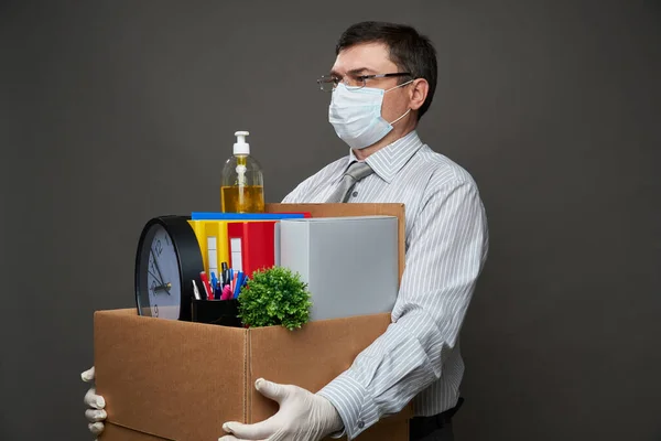 Hombre Vestido Hombre Negocios Sostiene Una Caja Con Cosas Oficina — Foto de Stock