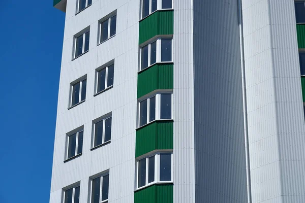 白と緑の金属製の側面を持つ新しい多階建ての建物のファサード 多くのWindows — ストック写真