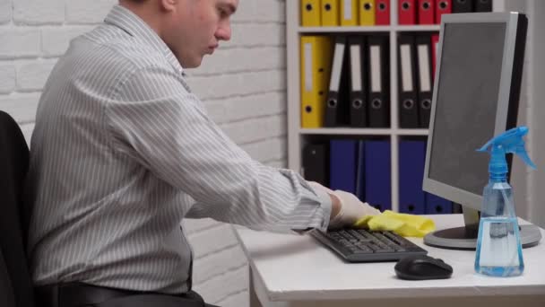 Conceito Limpeza Desinfecção Escritório Empresário Limpa Local Trabalho Computador Mesa — Vídeo de Stock