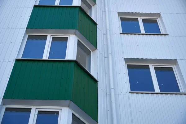 Fassade Eines Mehrstöckigen Neubaus Mit Weißem Und Grünem Metallanschluss Viele — Stockfoto